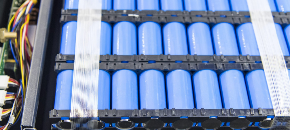 Lithium battery cells arranged in a pack