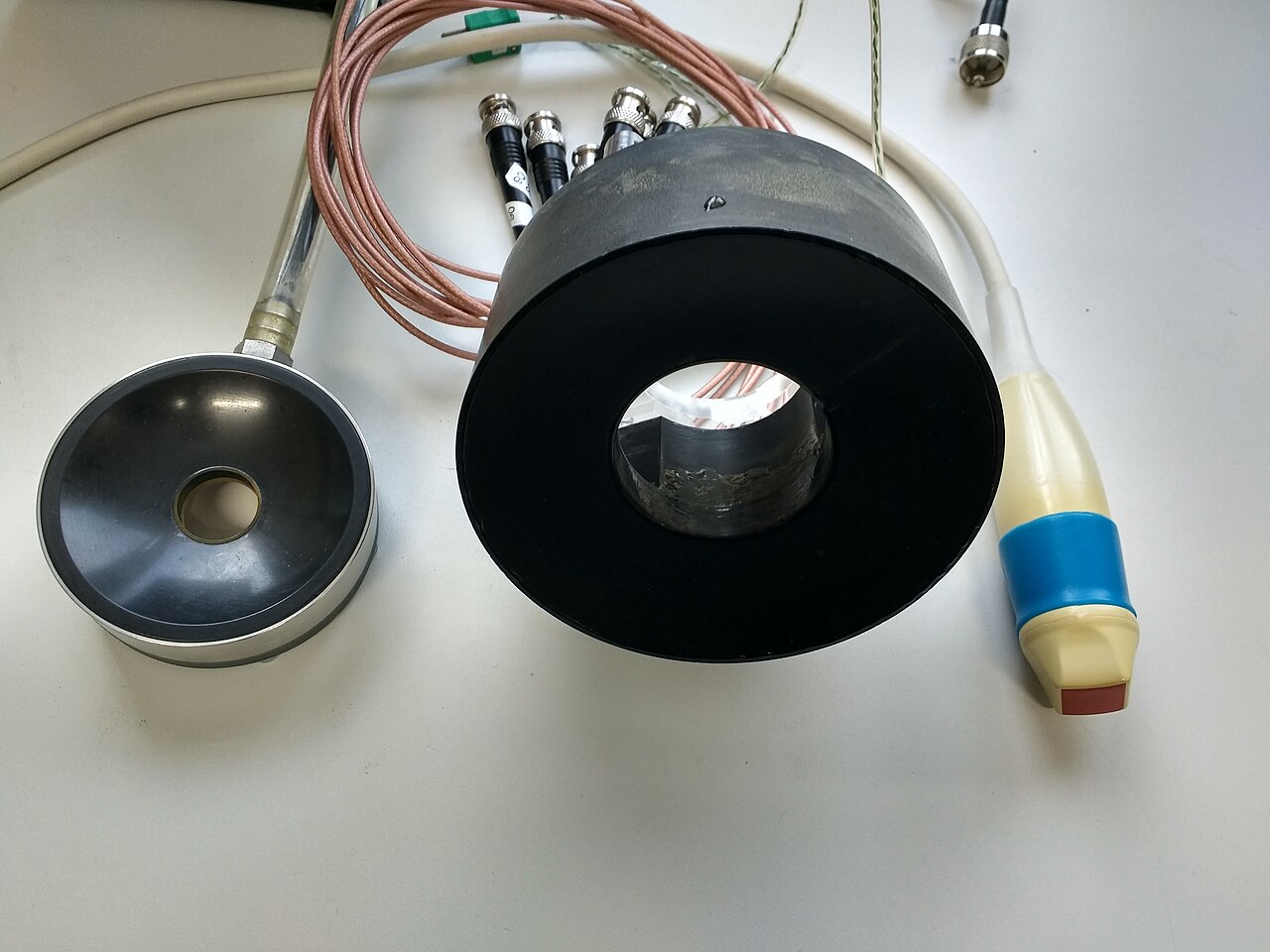Ultrasound transducer hardware, the physical array that turns electricity into sound