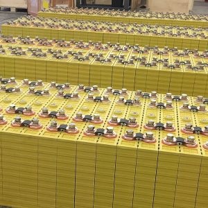 Rows of prismatic LiFePO4 storage cells stacked in a facility