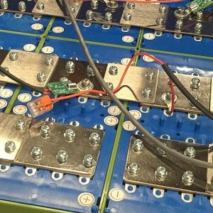Prismatic LiFePO4 storage cells wired in series