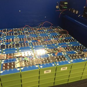 Prismatic LiFePO4 cells wired with busbars in a battery bank