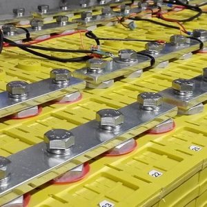 Terminals and busbars on prismatic LiFePO4 battery cells