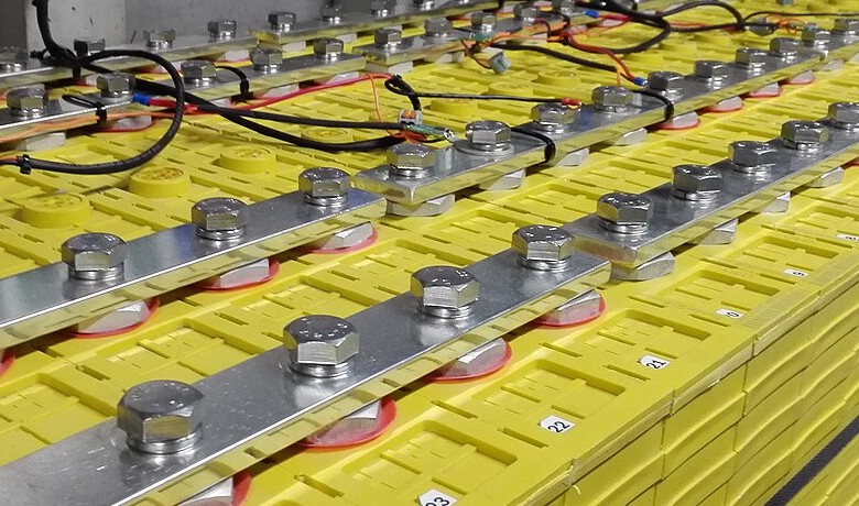 Terminals and busbars on prismatic LiFePO4 battery cells