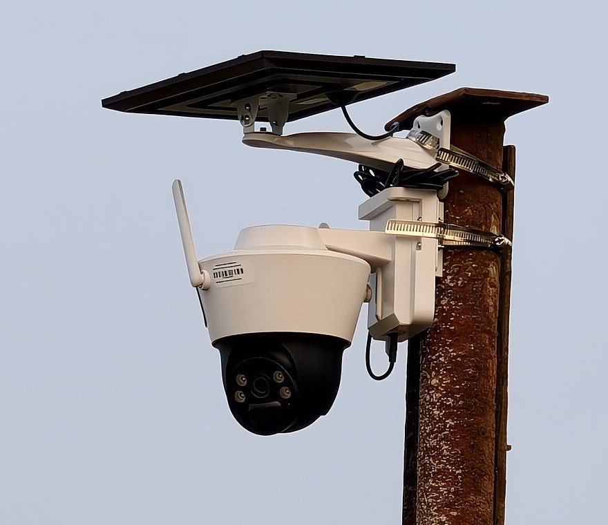 Close view of a solar panel and 4G PTZ camera with battery bracket on a pole