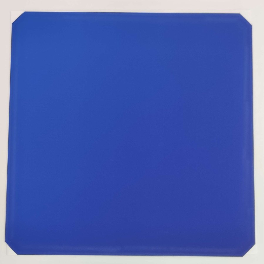 An unmetallised pseudo-square silicon cell precursor with a uniform deep blue anti-reflective surface and chamfered corners
